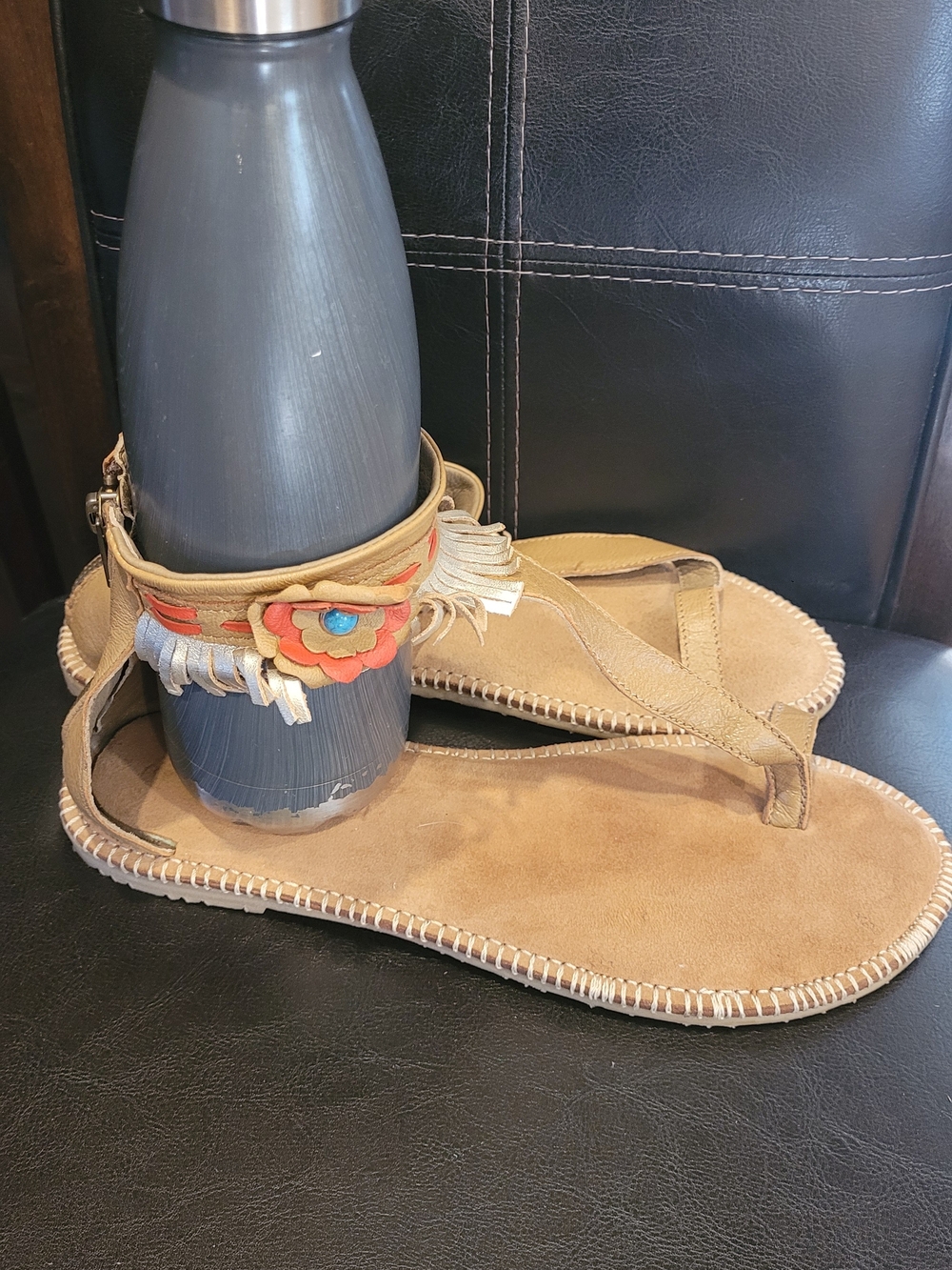 Manitobah Mukluks Womens Tan Suede Floral Fringe Sandals